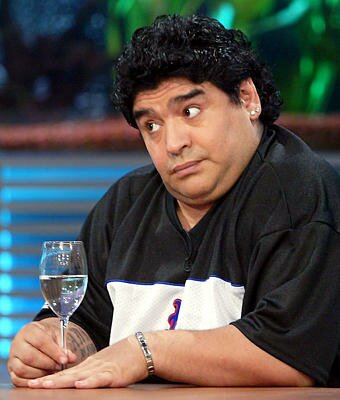 Maradona faz cirurgia plástica