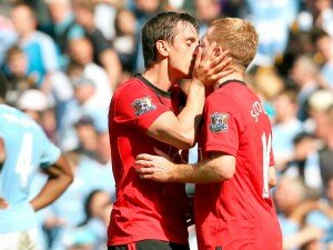 beijo entre Neville e Scholes do Manchester United