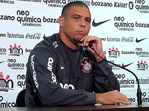 Ronaldo segura o choro em entrevista