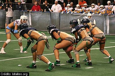 Partida de futebol americano de lingerie